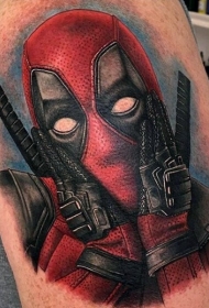 腿部逼真的彩色滑稽死侍纹身图案