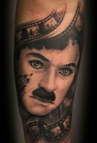 手臂彩色逼真的男人肖像纹身图案