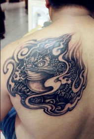 后背个性招财金蟾纹身图案
