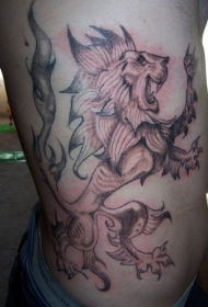 腰侧棕色愤怒的狮子纹身图案