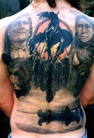 背部彩色的印度人像与捕梦网纹身图案