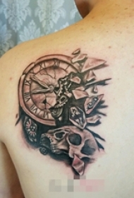 男生背部黑色素描钟表和骷髅头石裂纹身图片