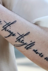 手臂个性的黑色字母纹身图案