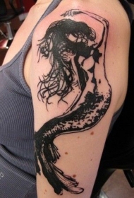 美丽的黑色美人鱼大臂纹身图案