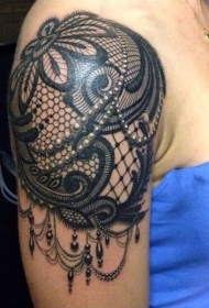大臂黑色的漂亮蕾丝肩章纹身图案