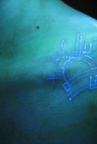 肩部数码板荧光纹身图案