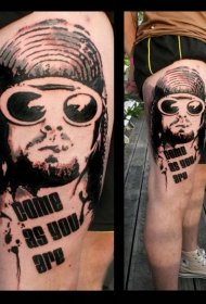 大腿黑色字母太阳眼镜和抽烟男人纹身图案