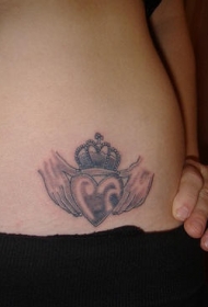 腰部心形与皇冠纹身图案