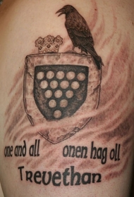 盾牌皇冠和乌鸦字母纹身图案