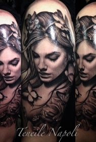 大臂黑色女人与蝴蝶和花朵纹身图案