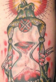 手臂彩色带蜡烛的沙漏纹身图案