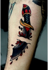 刺破皮肤的匕首血滴纹身图案