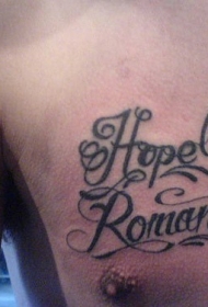 胸部黑色英文字母的纹身图案