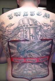 背部家庭徽章盾牌和字符纹身图案