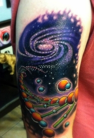 大臂惊艳彩绘的DNA和星空纹身图案
