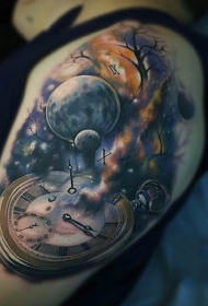 梦幻组合的时钟与太空彩色手臂纹身图案