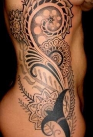 侧肋黑灰色梵花藤蔓纹身图案
