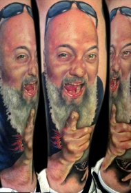 小腿笑脸男子肖像彩色纹身图案