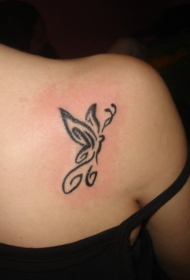 肩部简约小蝴蝶纹身图案