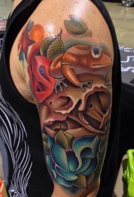 大臂栩栩如生的鸟头骨青蛙和花朵纹身图案