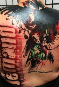 背部彩色的字母大鸟个性纹身图案
