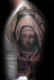 大臂黑色圣母和玫瑰纹身图案