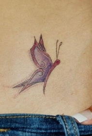 腹部飞行的紫蝴蝶纹身图案