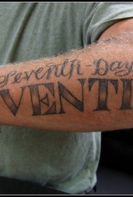 黑白的英文字母手臂纹身图案