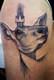 大腿雕刻风格黑色皇冠鹿纹身图案