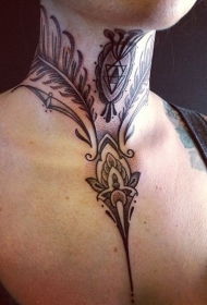 颈部美丽的黑白羽毛纹身图案