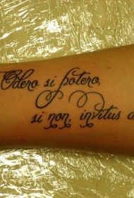 手臂卷曲的大字母黑色纹身图案