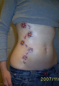 腹部美丽的红色花朵和植物纹身图案