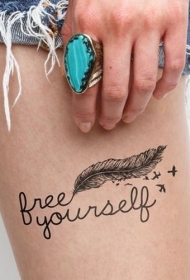大腿可爱的羽毛小鸟与字母纹身图案