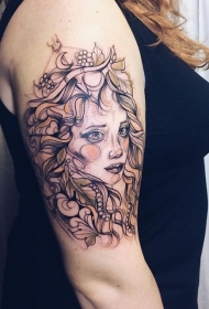 大臂素描风格彩色肖像与珠宝和皇冠纹身图案