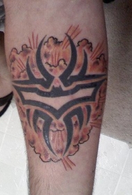 手臂红色和黑色的图腾纹身图案