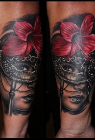 手臂现代风格的彩色妇女面具和花纹身