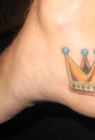 脚跟的黄色皇冠纹身图案
