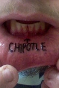 嘴唇内侧的黑色箭头字母纹身图案