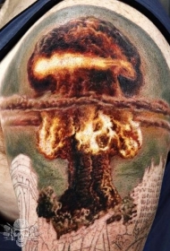 现实主义风格的彩色大核弹爆炸纹身图案