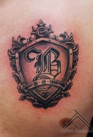 胸部旧标志徽章与字母纹身图案