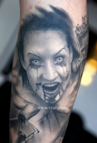 手臂灰色恐怖风格血腥女人肖像纹身