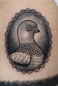 大臂黑色点刺椭圆形鸽子肖像纹身图案