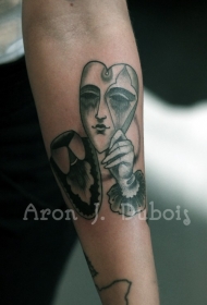 手臂超现实主义风格的佛心形面具纹身