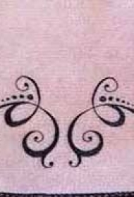 背部可爱的部落藤蔓纹身图案