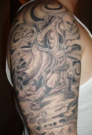 大臂黑灰武士纹身图案