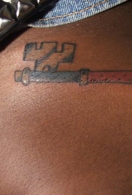 腹部彩色个性钥匙纹身图案