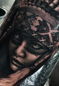 腿部现实主义风格的彩色印度女人肖像纹身