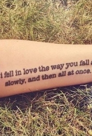 手臂传统的黑色英文字母纹身图案