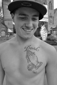 胸部简约祈祷手和英文纹身图案