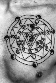 胸部圆形黑色的亚洲传统阴阳八卦纹身图案